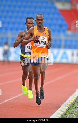 Jacob Kiplimo (UGA) remporte le 10000m en 26:33.93 lors de la 60ème rencontre sur le terrain et la piste de Spike d'or d'Ostrava au stade Mestsky d'Ostrava, République Tchèque Banque D'Images