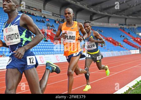 Jacob Kiplimo (UGA) remporte le 10000m en 26:33.93 lors de la 60ème rencontre sur le terrain et la piste de Spike d'or d'Ostrava au stade Mestsky d'Ostrava, République Tchèque Banque D'Images