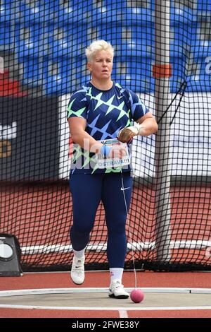 Anita Wlodarczyk (POL) place troisième dans le marteau féminin à 238-7 (72,72m) pendant la 60ème piste de Ostrava Golden Spike et Rencontre sur le terrain à Mestsky St Banque D'Images