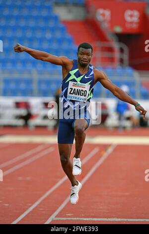 Hugues Fabrice Zango (BUR) remporte le triple saut à 56-5 1/4(17.20m) pendant la 60ème piste et le champ d'Ostrava Golden Spike Réunion au stade Mestsky à Banque D'Images