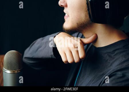 Fou joueur streamer homme ayant un regard violent, faisant signe menaçant, gestant avec l'index à son cou comme si couper la gorge. Étain menaçant la mort. Concept de lecteur et de joueur. Banque D'Images