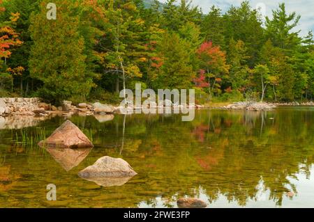 Réflexions à Jordan Pond, parc national Acadia, Maine, États-Unis Banque D'Images