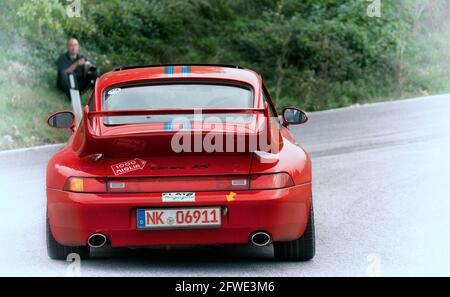 CAGLI , ITALIE - OTT 24 - 2020 : PRSCHE CARRERA LIVREA MARTINI sur une vieille voiture de course en rallye mille Miglia 2020 la célèbre course historique italienne (1927 Banque D'Images