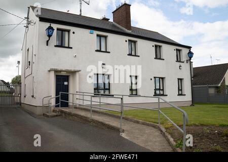 Dunleer, Comté de Louth, Irlande, 17 mai 2021. Vue frontale de la gare de Dunleer Garda, poste de police local Banque D'Images