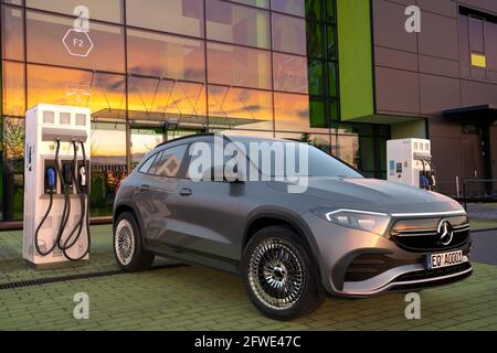 Mercedes EQA SUV à la station de charge rapide Banque D'Images