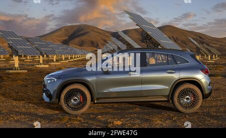 Le nouveau SUV électrique Mercedes EQA conduite sur un paysage route Banque D'Images