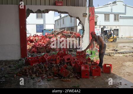 Ville de Gaza, ville de Gaza. 21 mai 2021. Un palestinien inspecte les débris d'une usine à la suite d'une attaque aérienne israélienne dans la zone industrielle de Karni, à l'est de la ville de Gaza, le 21 mai 2021. Un accord de cessez-le-feu négocié par l'Égypte est entré en vigueur tôt vendredi entre Israël et le Hamas, qui gouverne la bande de Gaza, mettant fin au bain de sang de 11 jours. Credit: Rizek Abdeljawad/Xinhua/Alamy Live News Banque D'Images