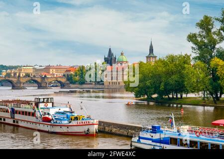 Bateaux de croisière sur la Vltava, Prague, Tchéquie Banque D'Images