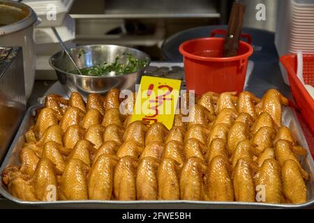 Aliments cuisinés à vendre dans un étal alimentaire au marché de Tai Yuen à Hong Kong. Banque D'Images