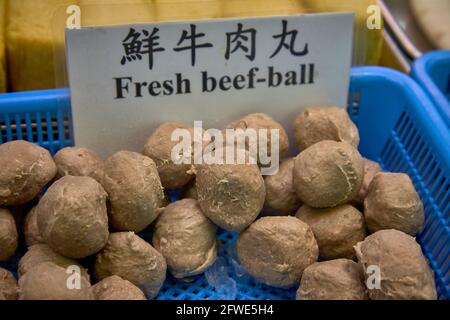 Snacks à vendre sur un stand de snacks au marché de Tai Yuen à Hong Kong. Banque D'Images