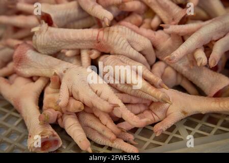 Pieds de poulet frais, une spécialité alimentaire à Kong Kong, en vente dans un étal du marché de Tai Yuen. Banque D'Images