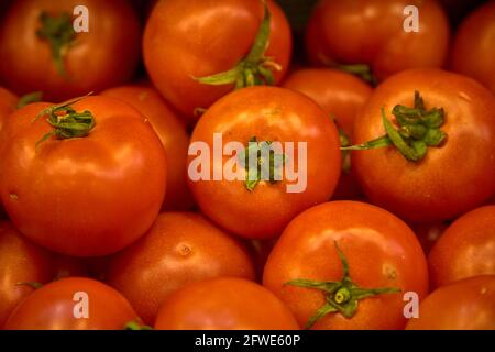 Un approvisionnement en tomates fraîches dans un étal du marché de Tai Yuen à Hong Kong, Banque D'Images