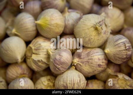 Oignons d'échalote à vendre sur un étal de marché dans le marché de Tai Yuen à Hong Kong. Banque D'Images