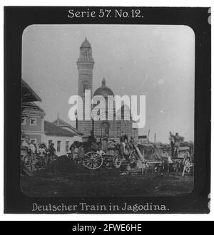 Projection für alle - Die Eroberung Serbiens. Série 57. Non 12. Deutscher train à Jagodina. Die Stadt liegt auf halber Strecke zwischen Belgrad und Nisch. Der train lagert vor der Kirche HL. L'apôtre Peter und Paul. Die Firma „projection für alle“ wurde 1905 von Max Skladanowsky (1861-1939) gegründet. Sie produzierte bis 1928 FAST 100 Serien zu je 24 Glasdias im format 8,3 x 8,3 cm im sog. Verfahren. Die Serien umfasten Städte, Länder, Landschaften, Märchen und Sagen, das Alte Testament U. den 1. Weltkrieg. Banque D'Images