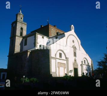 FACHADA DE LA IGLESIA DE SAN MARTIN OBISPO REALIZADA EN EL SIGLO XVII CON PLANOS DE JUAN DE HERRERA - FOTO AÑOS 90. Auteur: PEDRO SANCHEZ. LIEU: IGLESIA DE SAN MARTIN OBISPO. SAN MARTIN DE VALDEIGLESIAS. MADRID. ESPAGNE. Banque D'Images