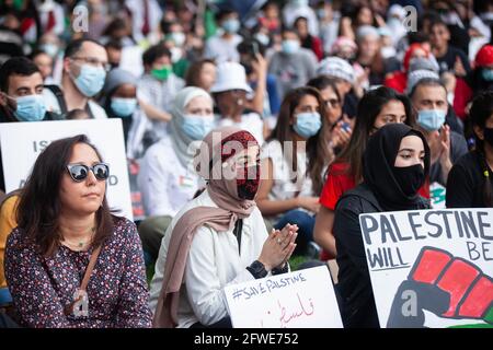 Columbus, États-Unis. 21 mai 2021. Les manifestants se rassemblent au parc Goodale pour écouter les orateurs pendant la manifestation. Les manifestants se rencontrent au parc Goodale de Columbus, Ohio, pour se rassembler et marcher contre l'occupation israélienne de la Palestine. Les manifestants ont défilé de Goodale Park vers le haut et le bas de North High St. pendant des heures, bouchant certaines des routes principales jusqu'à faire leur chemin de retour à Goodale Park pour une veillée aux chandelles pour ceux qui sont morts pendant l'occupation d'Israël. (Photo de Stephen Zenner/SOPA Images/Sipa USA) crédit: SIPA USA/Alay Live News Banque D'Images