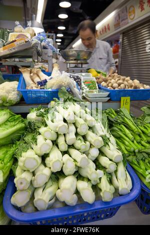 Une sélection de légumes bok choy pour une vente dans un étal au marché de Tai Yuen à Hong Kong, Banque D'Images