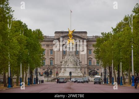 Buckingham Palace et Victoria Memorial depuis le Mall, Londres, Royaume-Uni. Banque D'Images