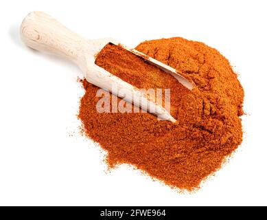 pelle en bois sur une pile de poudre de piment de cayenne sur fond blanc Banque D'Images