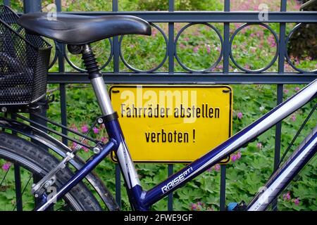 Panneau, vélos de stationnement interdits, Berlin, Allemagne Banque D'Images