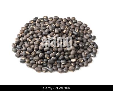 une poignée de haricots mung d'urad noir entiers crus arrière-plan blanc Banque D'Images