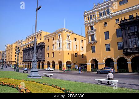 Groupe de bâtiments coloniaux étonnants sur Plaza Mayor Square, le centre historique de Lima, Pérou, Amérique du Sud Banque D'Images