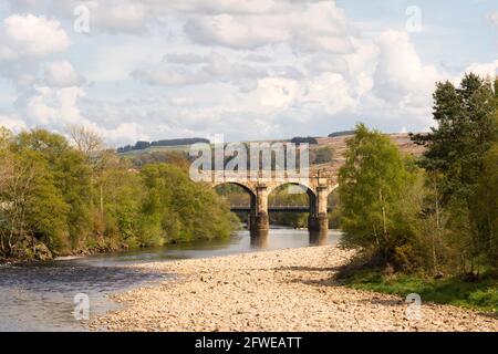 Le viaduc de chemin de fer en pierre ancien à Haltwhistle traversant la rivière South Tyne à Northumberland, Angleterre, Royaume-Uni Banque D'Images