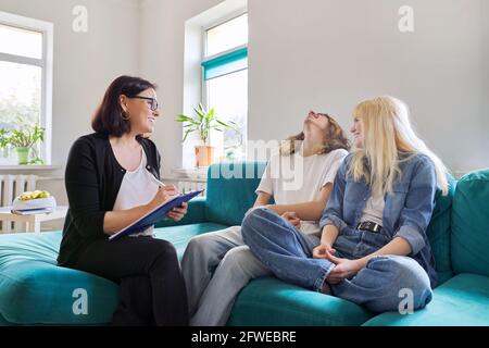 Travailleuse sociale professionnelle, enseignante, conseillère, psychologue parlant avec des adolescents Banque D'Images