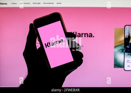 Barcelone, Catalogne, Espagne. 21 mai 2021. Sur cette photo, le logo de la banque Klarna AB est affiché sur un smartphone avec la page Web de la banque Klarna en arrière-plan. Credit: Thiago Prudencio/DAX/ZUMA Wire/Alay Live News Banque D'Images