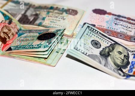Collection de dollars américains, livres égyptiennes et riyals saoudiens fond, 100 billets de banque, 50 livres égyptiennes billet, 100 livres égyptiennes et 20 Banque D'Images