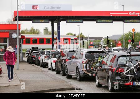 22 mai 2021, Schleswig-Holstein, Niebüll: Des voitures font la queue au point de chargement du train de Niebüll sur leur route vers Sylt. Les stations touristiques du Schleswig-Holstein sont bien réservées pendant le week-end du Whitsun malgré les restrictions et les exigences de Corona. Photo: Bodo Marks/dpa Banque D'Images