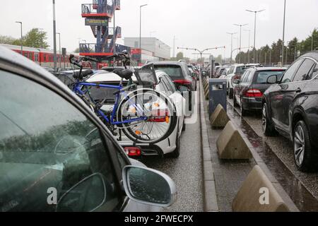 22 mai 2021, Schleswig-Holstein, Niebüll: Des véhicules font la queue sous la pluie à la station de chargement de train de Niebüll sur leur route vers Sylt. Les stations touristiques du Schleswig-Holstein sont bien réservées pendant le week-end du Whitsun malgré les restrictions et les exigences de Corona. Photo: Bodo Marks/dpa Banque D'Images