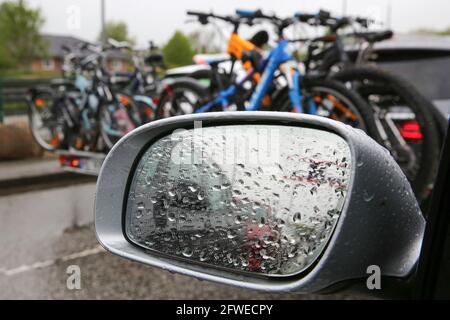 22 mai 2021, Schleswig-Holstein, Niebüll: Des véhicules font la queue sous la pluie à la station de chargement de train de Niebüll sur leur route vers Sylt. Les stations touristiques du Schleswig-Holstein sont bien réservées pendant le week-end du Whitsun malgré les restrictions et les exigences de Corona. Photo: Bodo Marks/dpa Banque D'Images