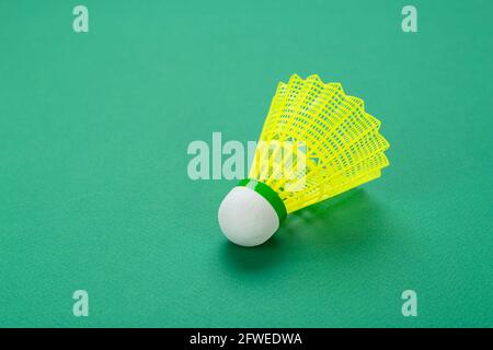 Ballon de badminton ou shuttlecock sur fond vert. Concept de sport d'intérieur populaire. Banque D'Images