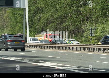 M8, Glasgow, Écosse, Royaume-Uni, 22 mai 2021 : accident de voiture sur la M8 en direction du nord entre les jonctions 13 et 14 - plusieurs services d'urgence sont présents, voie lente fermée à la circulation, voies extérieures ouvertes et circulation en mouvement. Crédit : Barry Nixon/Alamy Live News/Alamy Live News Banque D'Images