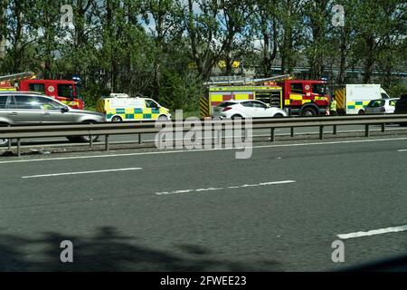 M8, Glasgow, Écosse, Royaume-Uni, 22 mai 2021 : accident de voiture sur la M8 en direction du nord entre les jonctions 13 et 14 - plusieurs services d'urgence sont présents, voie lente fermée à la circulation, voies extérieures ouvertes et circulation en mouvement. Crédit : Barry Nixon/Alamy Live News/Alamy Live News Banque D'Images