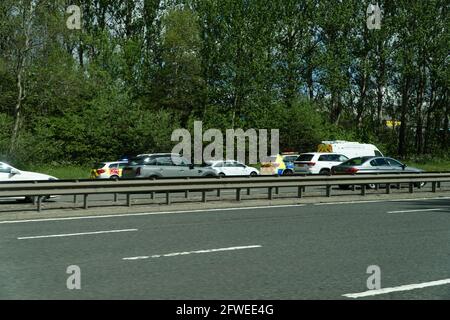 M8, Glasgow, Écosse, Royaume-Uni, 22 mai 2021 : accident de voiture sur la M8 en direction du nord entre les jonctions 13 et 14 - plusieurs services d'urgence sont présents, voie lente fermée à la circulation, voies extérieures ouvertes et circulation en mouvement. Crédit : Barry Nixon/Alamy Live News/Alamy Live News Banque D'Images