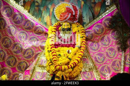 Beawar, Rajasthan, Inde, 22 mai 2021 : idole du Dieu hindou Khatu Shyam Baba, une forme de Seigneur Krishna à l'occasion de Mohini Ekadashi dans un temple de Beawar. Shyam est un nom et une manifestation de Barbareek, petit-fils de Bhim et Hidimba à Mahabharata. Crédit : Sumit Saraswat/Alay Live News Banque D'Images
