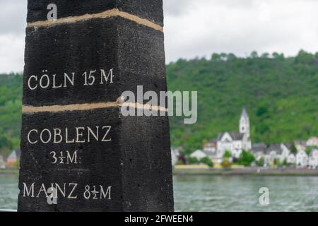 Petite ville de Boppard avec un jalon historique, village de Lorch à travers le Rhin, patrimoine mondial de l'UNESCO, Rhénanie-Palatinat, Allemagne Banque D'Images