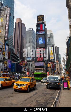 New York, États-Unis - juillet 22 2013 : Full Times Square avec quelques taxis, bus et panneaux d'affichage colorés par temps nuageux Banque D'Images