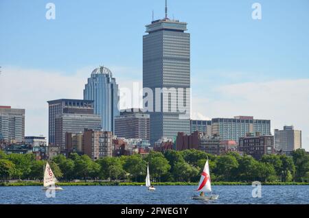 Boston, États-Unis - août 3 2013 : vue sur la Tour Prudential depuis les rives de la rivière Charles sur plusieurs bateaux à voile à Boston Banque D'Images