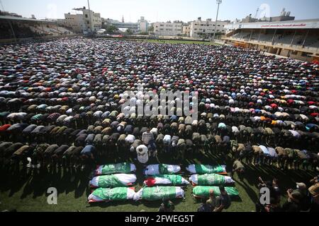 Gaza. 21 mai 2021. Les Palestiniens prient les corps des membres des brigades Ezz al-DIN al-Qassam (l'aile militaire de l'Organisation palestinienne du Hamas) qui ont été tués lors du bombardement israélien d'un tunnel, lors de leurs funérailles dans la ville de Khan Younis, dans le sud de la bande de Gaza, le 21 mai 2021. Credit: Yasser Qudih/Xinhua/Alay Live News Banque D'Images