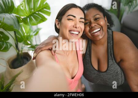 Les jeunes femmes latines prennent le selfie avec la caméra de smartphone tout en faisant Yoga et pilates à la maison - Sport bien-être concept de style de vie Banque D'Images