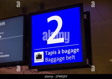 Écran du moniteur d'information au-dessus de la ceinture de récupération des bagages / tapis à bagages, où les passagers sur les vols entrants prennent leurs bagages à l'aéroport de Genève / aéroport de Genève, Suisse. (100) Banque D'Images