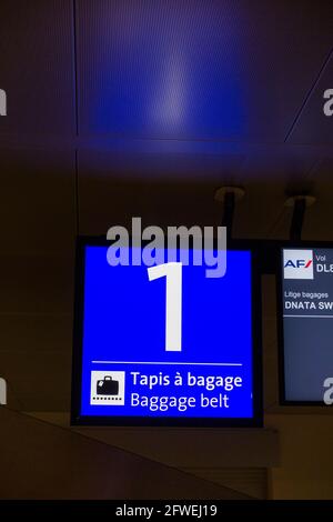 Écran du moniteur d'information au-dessus de la ceinture de récupération des bagages / tapis à bagages, où les passagers sur les vols entrants prennent leurs bagages à l'aéroport de Genève / aéroport de Genève, Suisse. (100) Banque D'Images