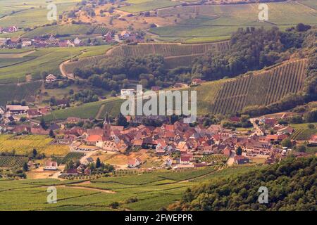 Vue sur le village et le pays d'Alsace Banque D'Images