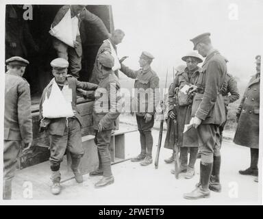 Première Guerre mondiale, première Guerre mondiale, front de l'Ouest - des prisonniers allemands blessés récemment capturés bing ont aidé à sortir d'une camionnette près de la ligne de front, la France Banque D'Images