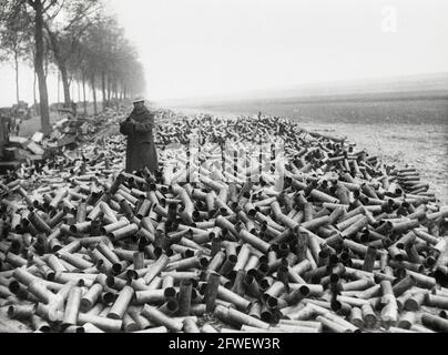 Première Guerre mondiale, première Guerre mondiale, front de l'Ouest - nombre énorme de caisses vides en bord de route, la France Banque D'Images