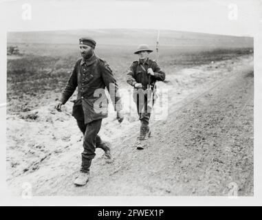 Première Guerre mondiale, première Guerre mondiale, front occidental - UN soldat britannique marche derrière un prisonnier nouvellement capturé, la France Banque D'Images