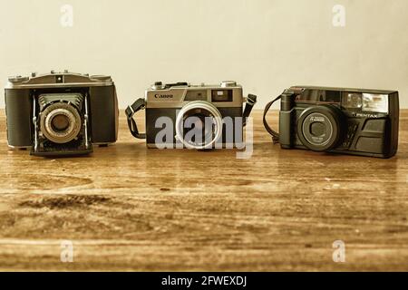 Trois appareils photo d'époque des années 1950, 1970 et 1980 Banque D'Images